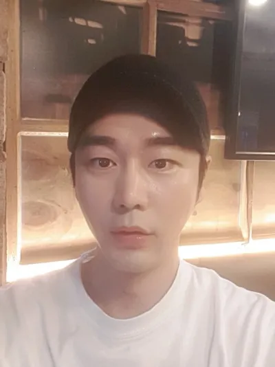 Би утасны өргөлт болон духны өөх шилжүүлэн суулгах мэс засал хийлгэсэн.